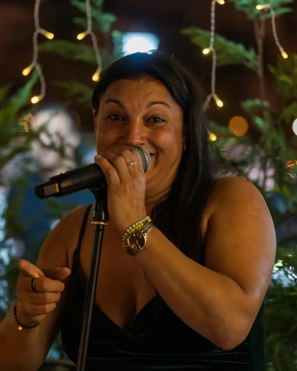 A singer close on the microphone at Pachamama