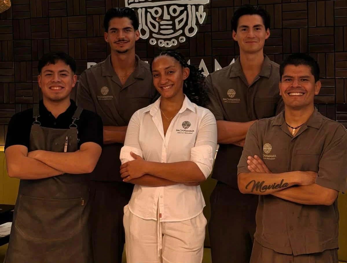 El equipo de Pachamama en el comedor, con bandas peruanas